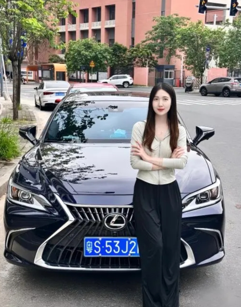 感谢新能源，让98年的我年纪轻轻开雷克萨斯
以前想都不敢想自己能买雷克萨斯[笑哭