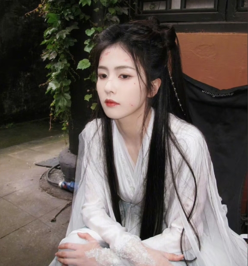 白鹿啊，
要是不行的话你就退圈吧。
真没想到她现在居然
对鸡蛋过敏。

实在是太