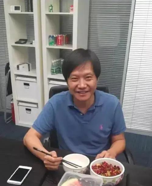 一位博主对雷军的评价非常准确，雷军其实不是天才，但他是一块试金石。
雷军或小米模