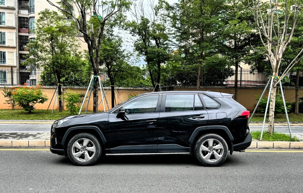 今天狠狠教训了弟弟一通！他居然想花十万换电车，就为了省那点油钱，这也太不划算了！