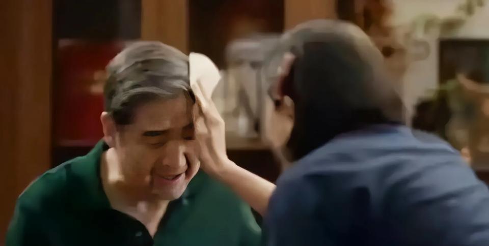 吕原之所以起了这个心思，是从沈卓然书房的一扇窗户而起。
一天，书房里的窗户忽然掉