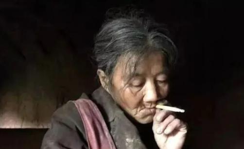 2013年的冬天，甘肃陇南市成县抛沙镇胡寨村的村民们，注意到村外废弃河滩地附近多