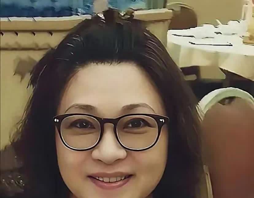 64岁的黄秋燕不再年轻，气质越来越好了！满脸福相尽显岁月温柔！