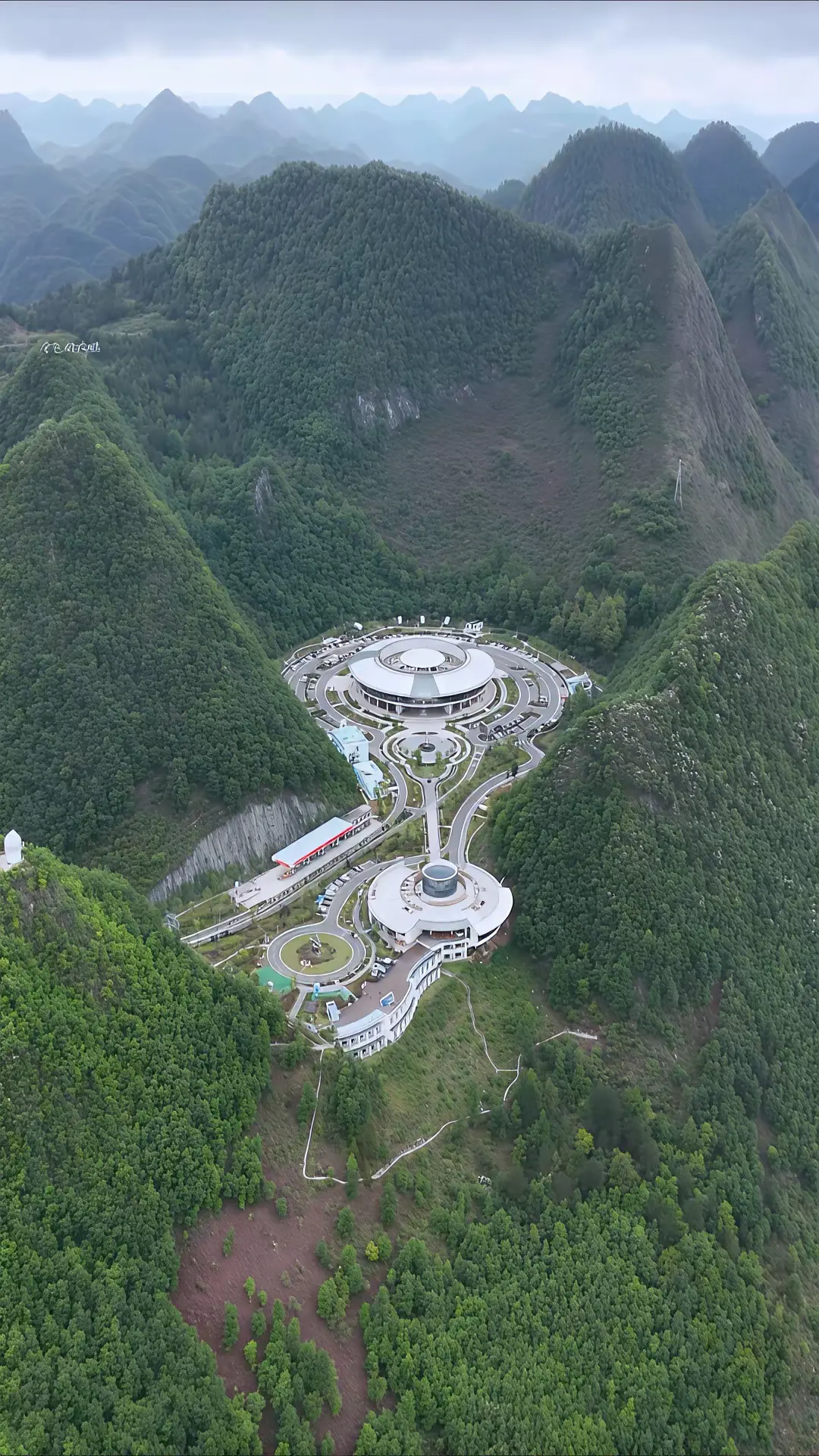 贵州山谷里一座高速服务区，犹如一艘外星飞船