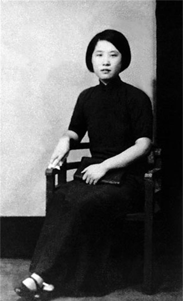 1950年，周总理在一次晚宴上注意到了一位女子。随后，他端起酒杯径直走到这个女子