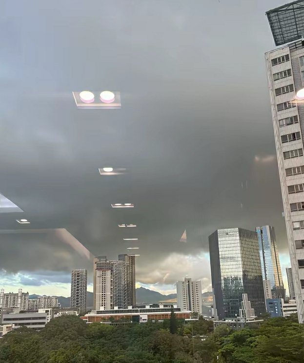 什么情况，坐标深圳，第二盏灯坏了吗