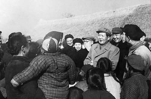 1957年，警卫员马维从兜里掏出一个窝头递给毛主席，主席随手掰了一块放在嘴里，嚼