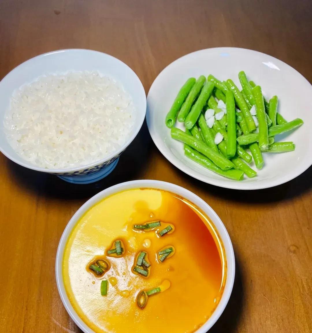 晚餐菜品展示
1.清蒸金鲳鱼+蒜蓉炒菠菜
2.蒸水蛋+清炒豆角
3.丝瓜炒蛏子+