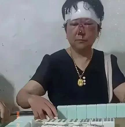 陕西，有一名女子晚上到麻将馆找丈夫，看到她的丈夫正在麻将室打麻将，其中麻将桌上有