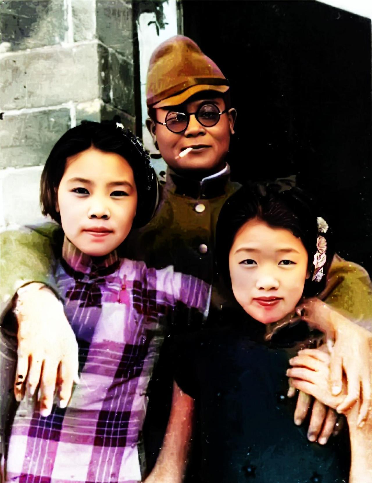 一个戴着眼镜、嘴里叼着纸烟、相貌猥琐的日本兵对两名中国女子左拥右抱，一脸的得意。