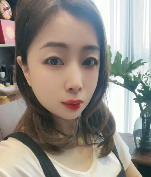 因前女婿出轨女儿离婚有三年了，昨天晚上前亲家突然说，他们要来我们家，我老伴很有礼
