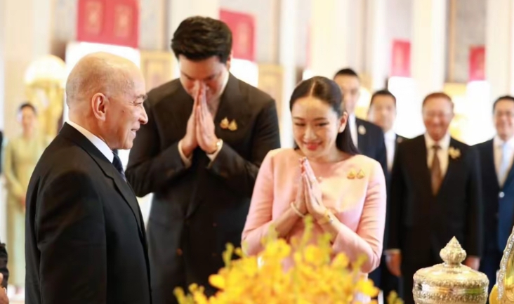 佩通坦访问柬埔寨第二天，她换上了小粉裙，老公陪在身边她也变得娇羞了……

佩通坦