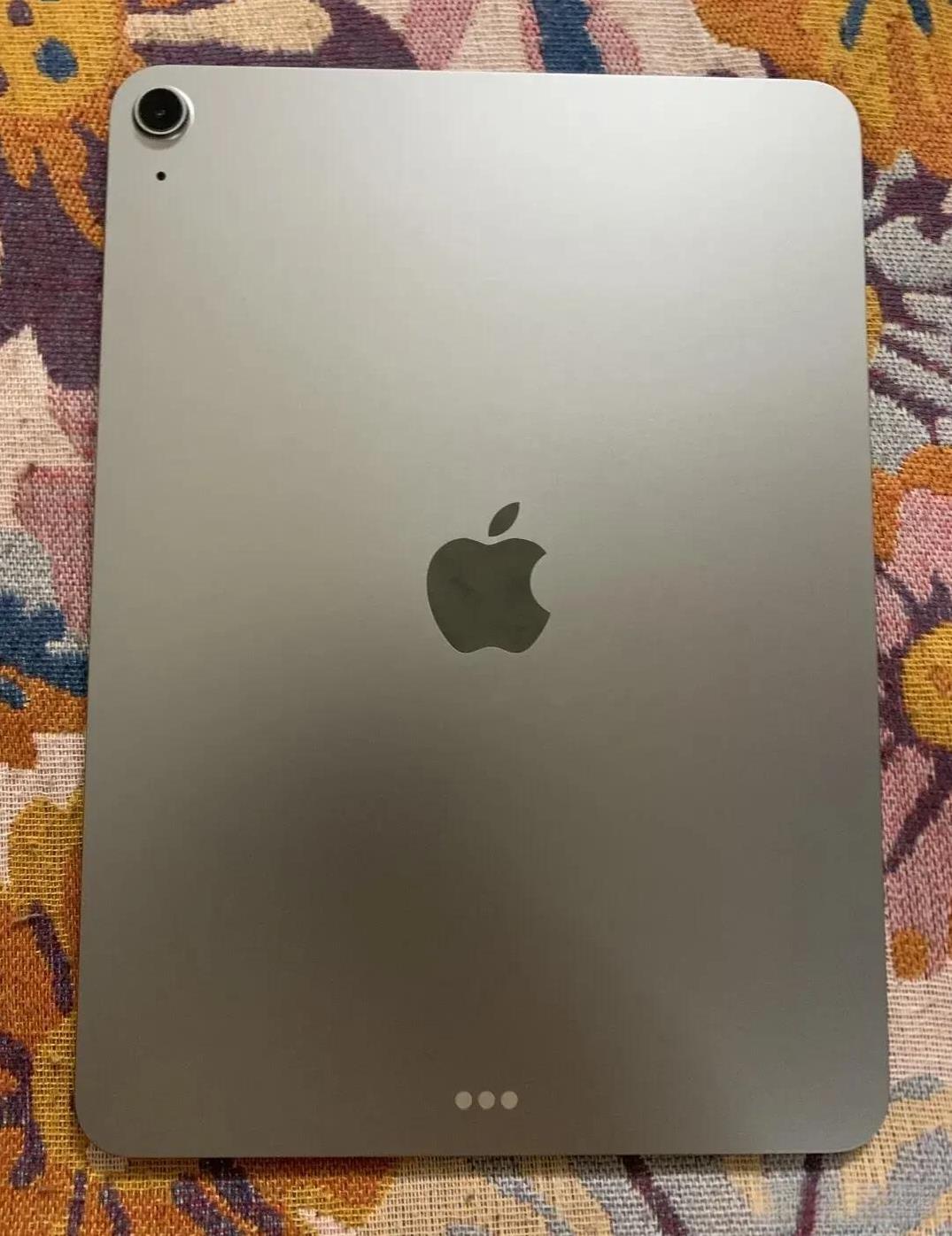 苹果15pro手机没换过电池，但是家里的ipad，air2 倒是换过3块电池了，