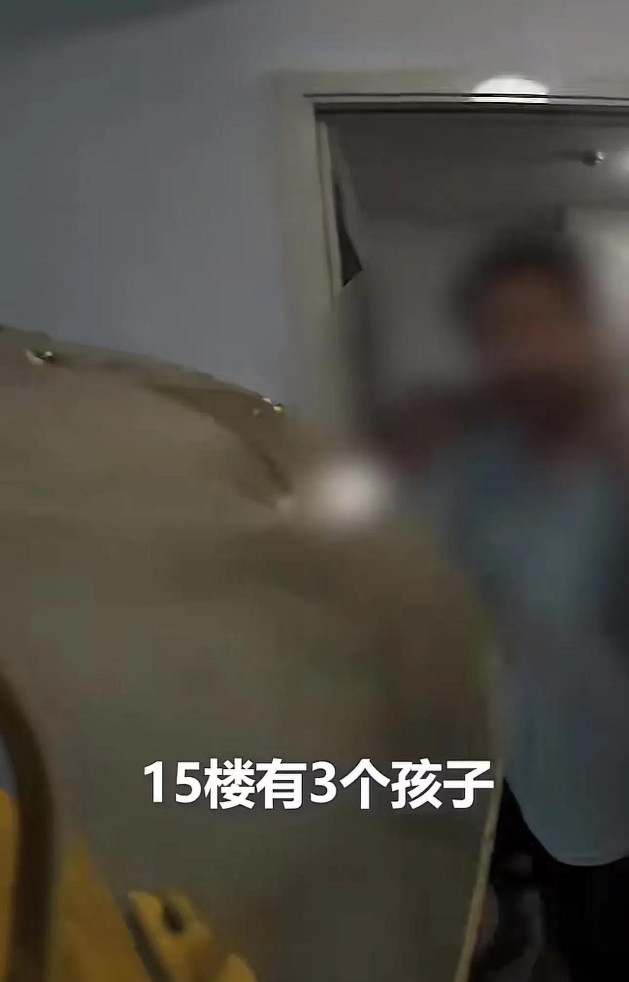 山东聊城，小区高层着火，妈妈赶回家瘫坐着大喊：“我家还有3个孩子在家里……”消防