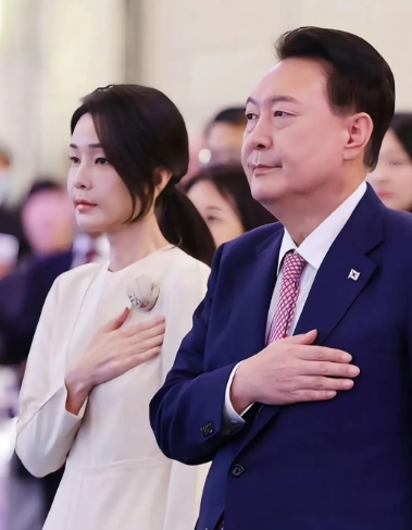 就在刚刚
韩国又传来消息！
7月30日，韩国政坛真炸锅了！调查前第一夫人金建希的