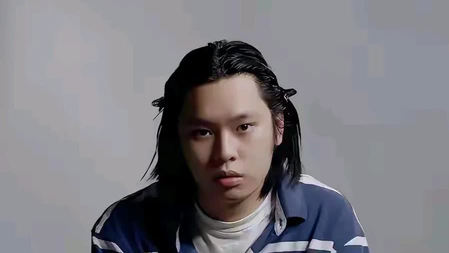 图一是罗嘉良的儿子？
真是亮瞎了我的眼睛啊！为什么罗嘉良的儿子一点没继承爸爸的