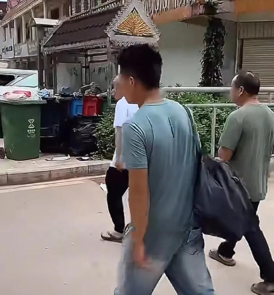 昨天小陈一天没开播有原因了！原来他带着大哥、老陈和七伯七舅悄悄回国，今天准备在边