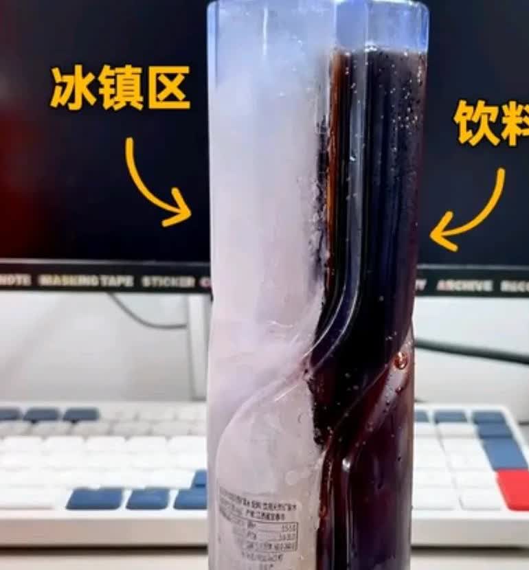 男子将喝了一半的矿泉水，横着放在冰箱冷冻，
然后拿出冷冻好的瓶子，
又灌进去