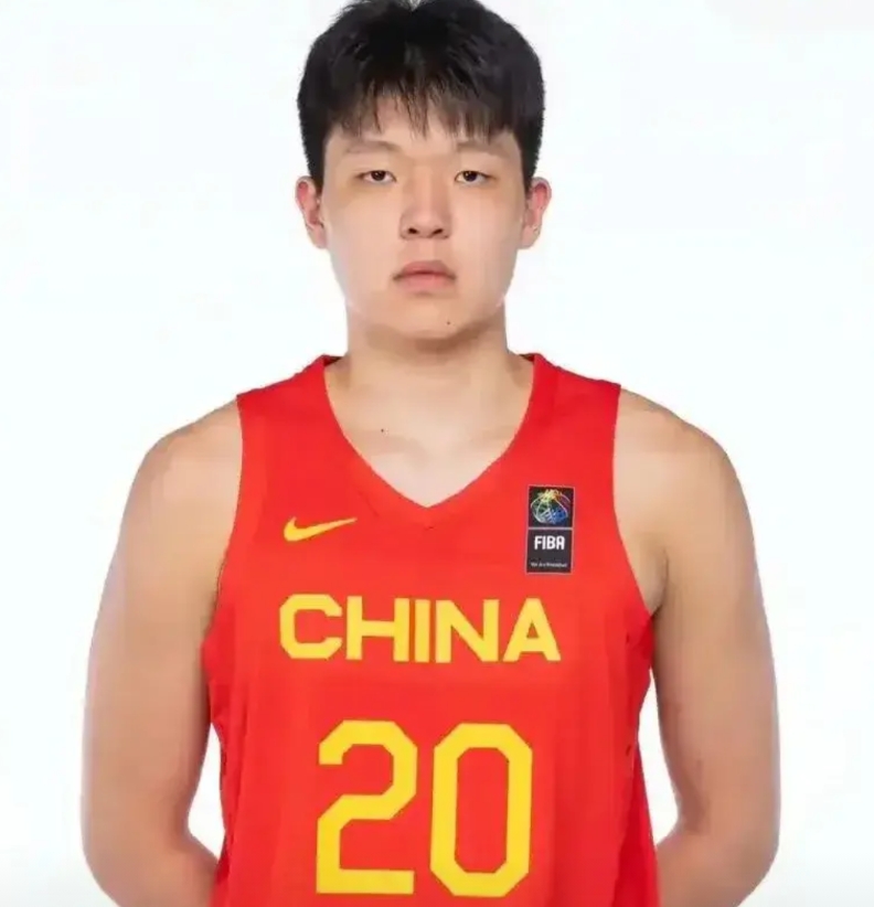 姚明的接班人（球员）会是谁？

有两个热门人选
第一个是杨翰森，20岁，身高2.