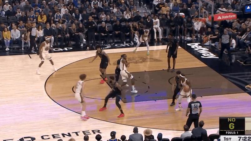 库明加篮下接球虚晃轻松上篮打进，拿下复出后首分