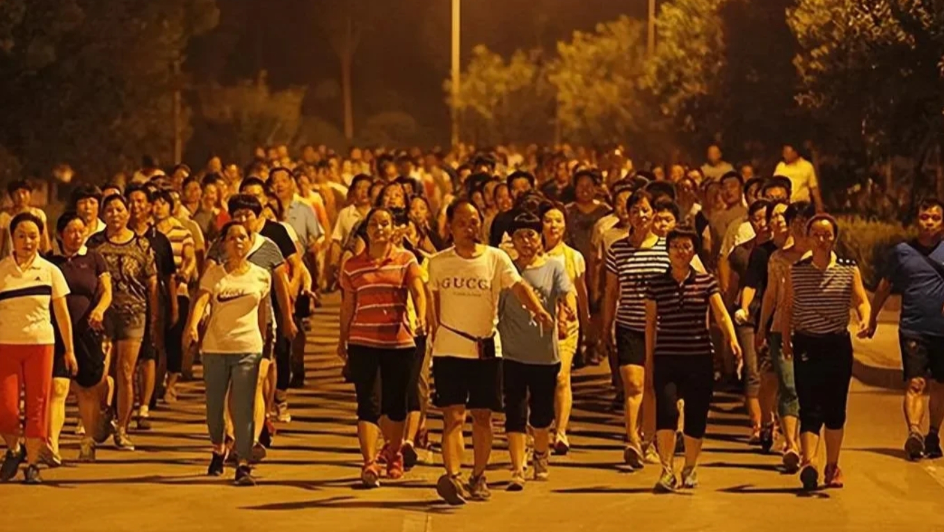 中美暴走团，各有所短，各有所长：
中国暴走团人数更多，步伐整齐，他们的口号是：走