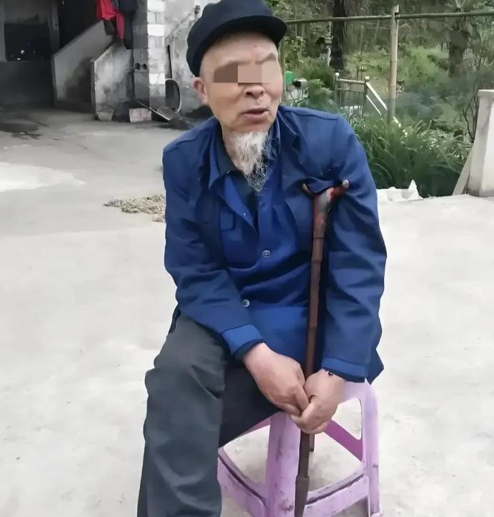 “差点什么都没了！”



2024年2月，四川一位75岁的盲人谭大爷，在老伴儿