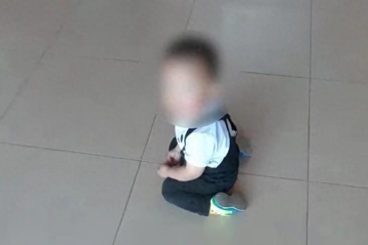 11岁男童父母先后“失联”，发生了什么？