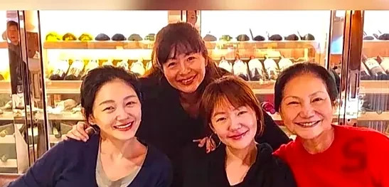 黄春梅称大S被汪小菲虐待











什么？大S被虐待十年？曾经恩爱画