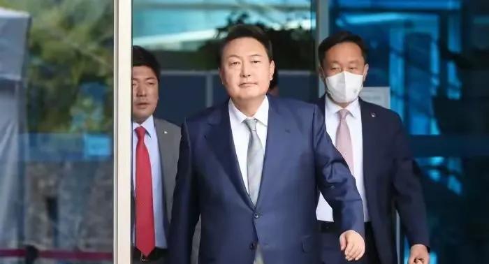 现在韩国民众对尹锡悦的生存挑战十分的担心。当听说他关进看守所的牢房，面积只有6.