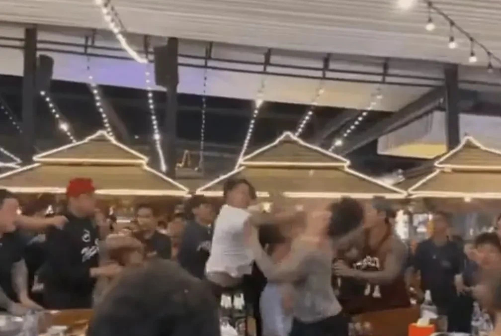 韩国人在泰国打架，这下尴尬了











啥？在泰国芭堤雅，一群人打成
