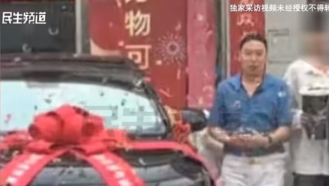 冤不冤？河南驻马店，儿子获得模特比赛一等奖给一辆车，儿子把奖品送给父亲。父亲提车