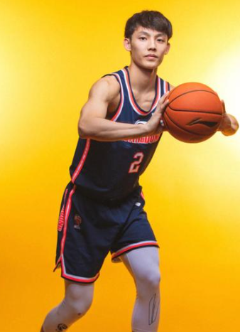 广东总是第三四节容易陷入僵持的原因很简单
前几节用大轮转速度拉爆对面，防守不断延