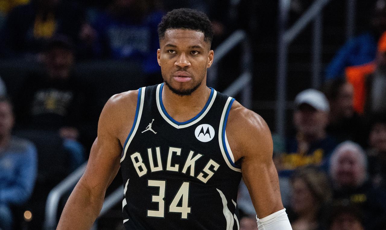 字母哥不满情绪达到了顶点。雄鹿队记报道：字母哥火线复出仍无济于事，雄鹿7连败，赛