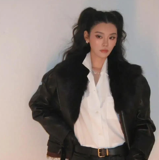 奚梦瑶再度成为大众焦点，登上热搜。这次，她的亮相与老公何猷君无关，而是以超模身份