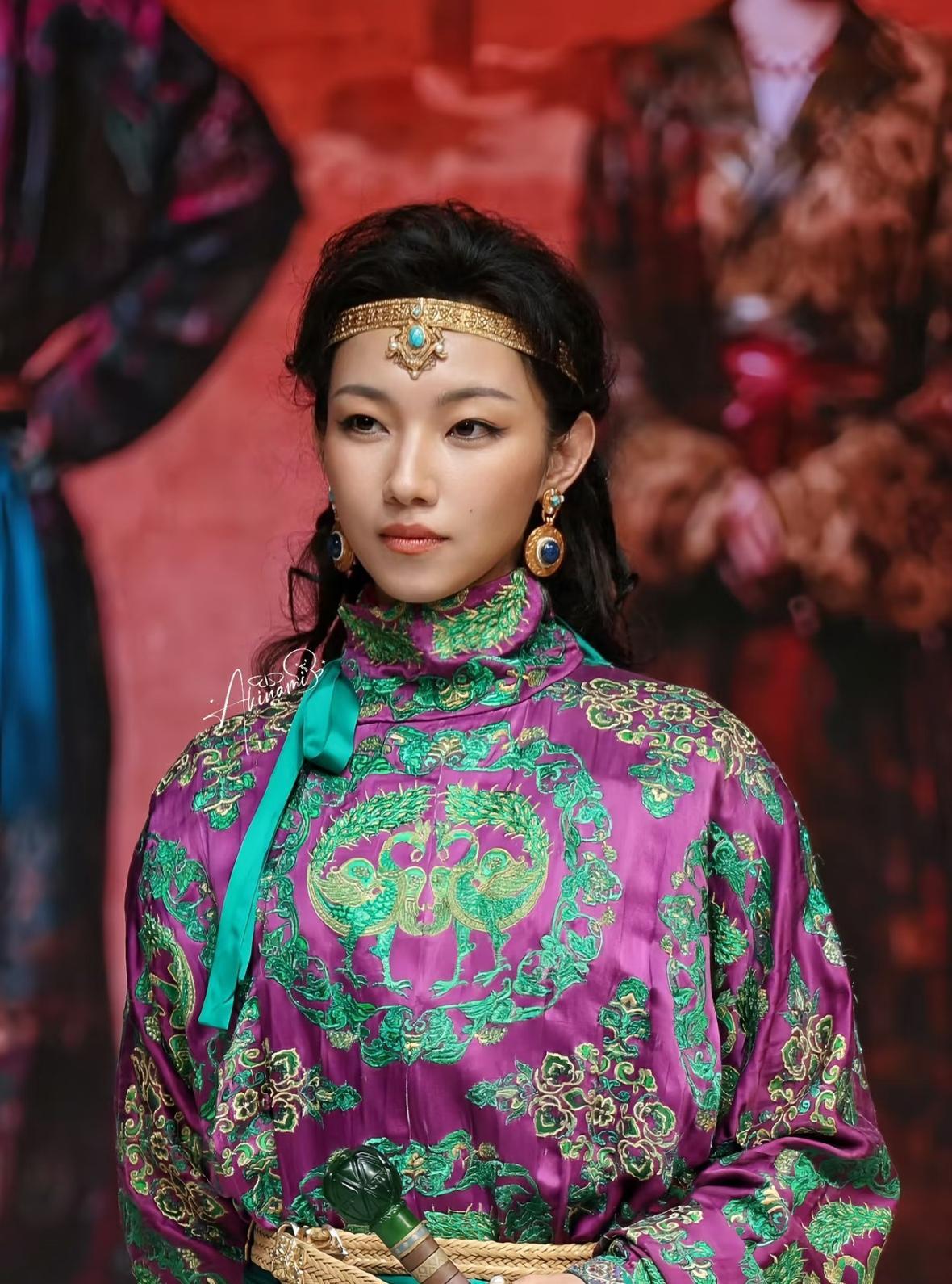 那尔那茜
实在不行你退圈吧
你其实长得好看，而且演技也好，但是你有些手段确实不太