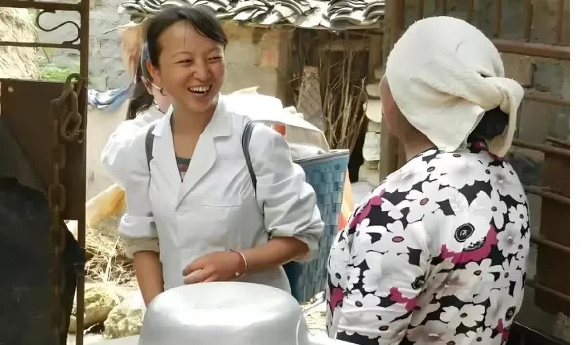 [中国赞]2008年，女子为了和丈夫团聚，不惜辞掉城里的医生工作，来到偏远的小山