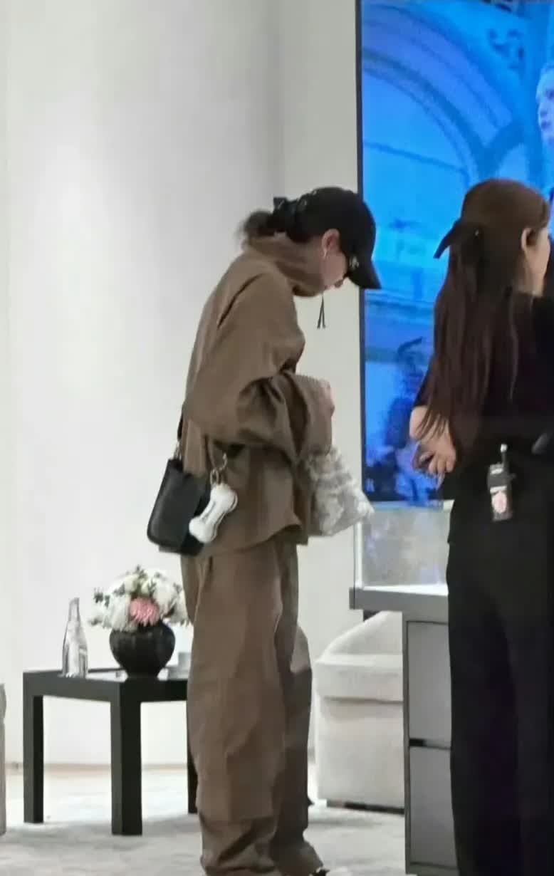 关晓彤鹿晗一同冲上热搜！
5月22日，关晓彤和鹿晗的名字再度一同冲上了热搜，只