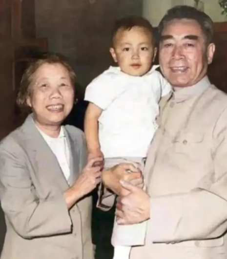 周总理夫妇抱着一个小孩的合影，邓大姐笑容灿烂，非常喜欢孩子！

在六十年代，有一