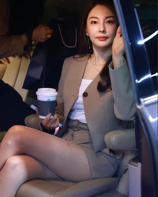 极品女人张雨绮，这样的女人应该没有男人能拒绝吧？正如电影里的一句台词：追她的人从