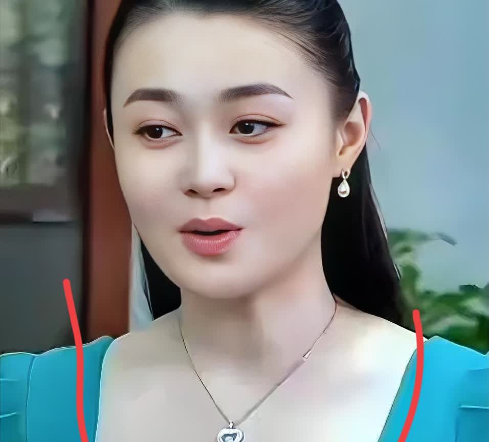 靠胸上位”“被秘密保养”等等标签，

在关婷娜身上挥之不去。