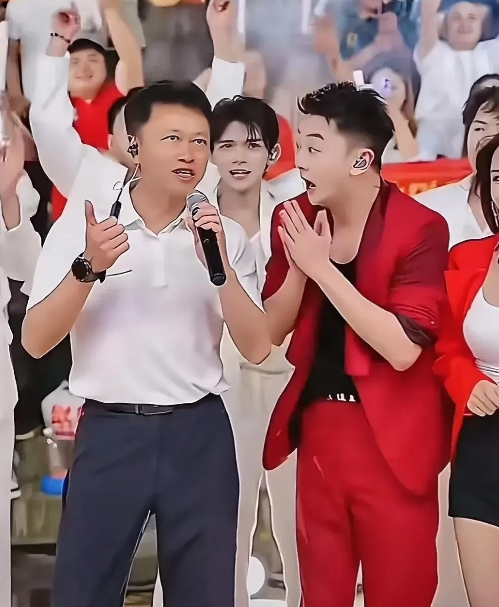 高洪波真是玩流量的高手
这波与昊瀚团队的合作
他是事无巨细的付出

昊瀚透露
这