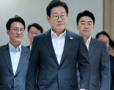 韩媒每日经济称，韩国总统室人士透露，韩方还是希望中方能率先访韩