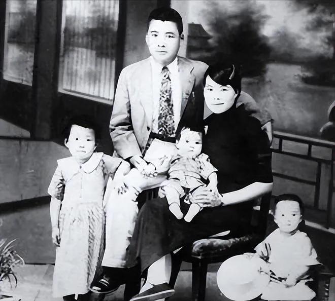 杨虎城秘书宋绮云被抓走后，家里留下六个孩子无人照顾，饿的抱在一起大哭。姐弟六个靠