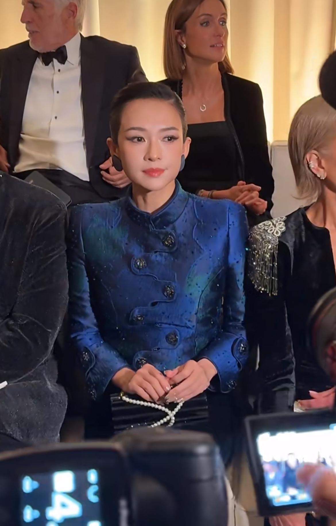 我到现在不明白她当年是怎么看上汪峰的，感觉他俩明显不是一路人…[笑哭]
#章子怡