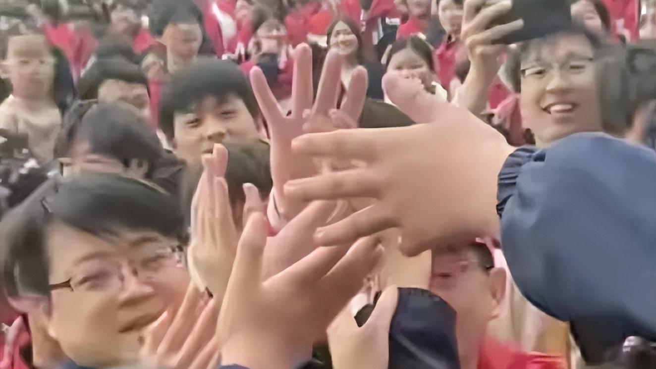 65岁六小龄童罕见现身，气质依旧如昔，网友感慨美猴王不老！