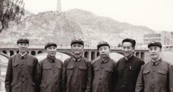 1980年，海军政委杜义德接到一通紧急电话，1位首长约见他。见面后，首长开门见山