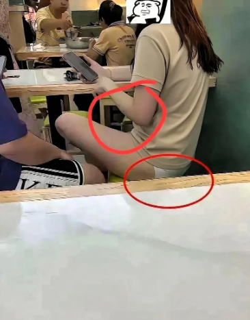 夏天太热，
女士们穿着清凉，可以理解，可是，
有的年轻女人在大庭广众之下，

 