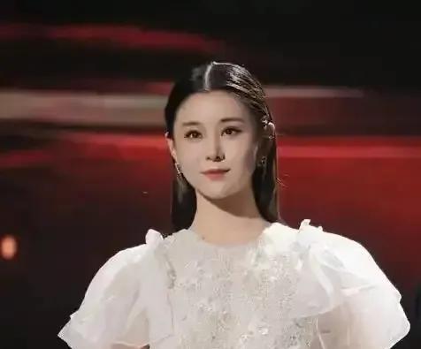 关于演员李小萌的六条相关信息：
1、李小萌，1985年出生于天津市，毕业于中央戏