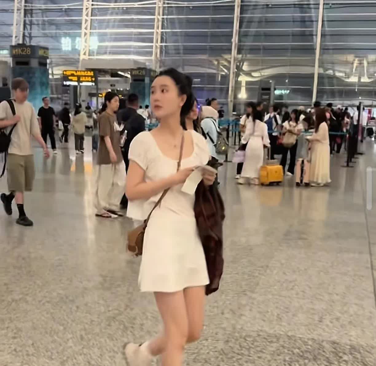 谁说楚玲是赢在年轻了，她没有赢好吧，杨钰莹也没有输好吧。只不过是人生的出场顺序不