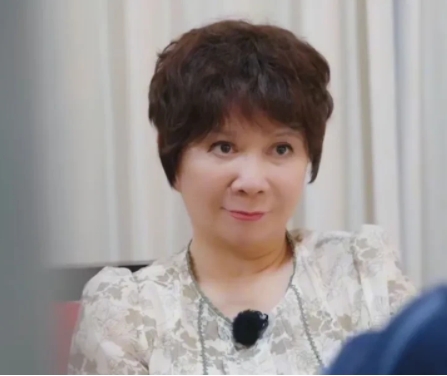 蔡明毫无保留的对牛在在说：“演员这个行业就是个金字塔，只有一小部份人才能演主角。